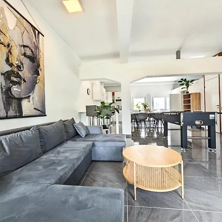Loft Fuer Bis Zu 12, Whirlpool, Infrarotsauna, Arcade-spiele, Tischfussball, Wii