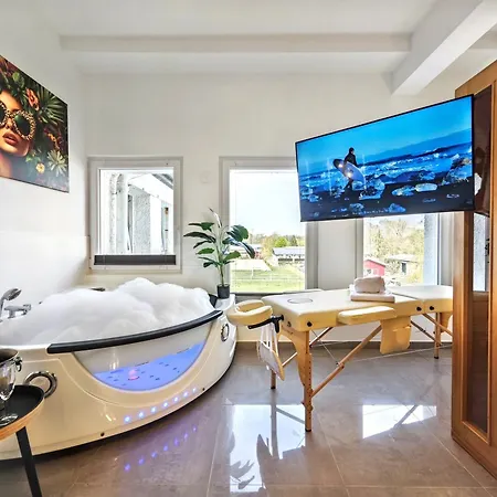 Loft Fuer Bis Zu 12, Whirlpool, Infrarotsauna, Arcade-spiele, Tischfussball, Wii Apartment *
