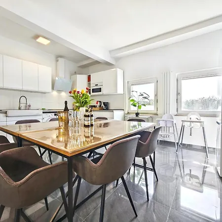 Apartment Loft Fuer Bis Zu 12, Whirlpool, Infrarotsauna, Arcade-spiele, Tischfussball, Wii *