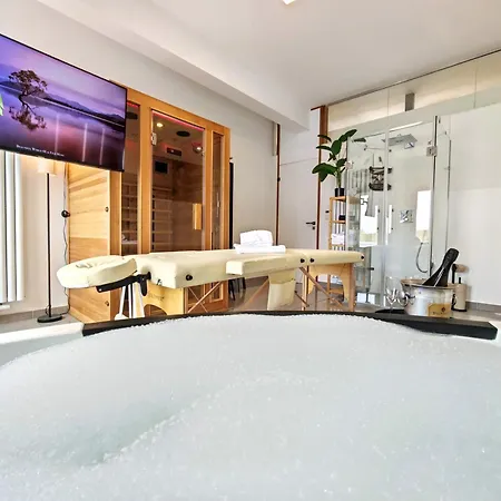 Loft Fuer Bis Zu 12, Whirlpool, Infrarotsauna, Arcade-spiele, Tischfussball, Wii *